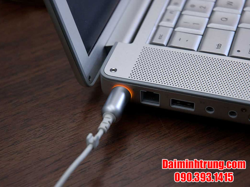 nguyen nhan va cach khac phuc loi laptop khong nhan pin