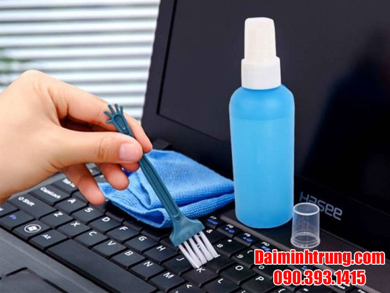 cach lau man hinh laptop